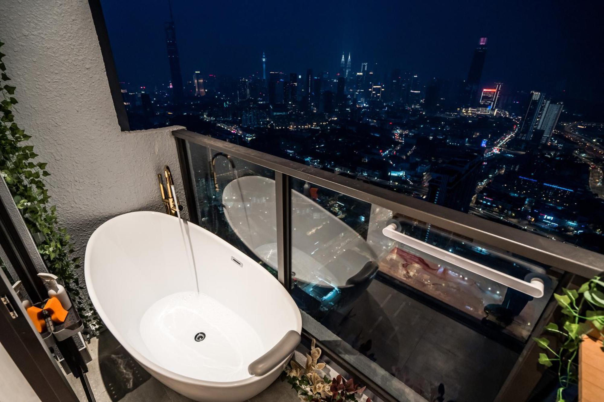 Skyscraper 65 Kl Highest Outdoor Bathtub Luxury Lavish Designer Suite Penthouse Lv65 Куала-Лумпур Экстерьер фото